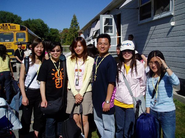 Taking a picture with the UTCCC girls. I am the youngest one in this picture...sry, I mean I am oldest one in this picture. I guess you are still YOUNG...I am putting myself in a hole here. =P