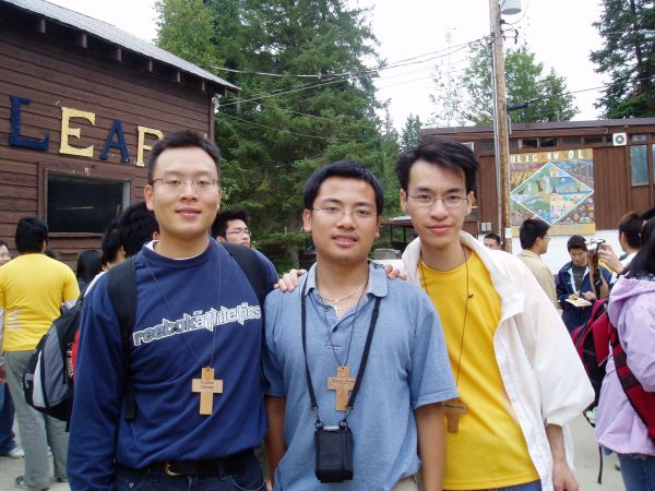 Uniting with my World Youth Group 2002. Anthony and Victor, the same Victor who used his left eye to take pictures...hehe