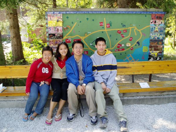 Taking a picture with my group, Suzanne and the rest...hehe. Actaully, there is Suzanne, Jonathan, and Prudence 'Dragon Boat Girl'